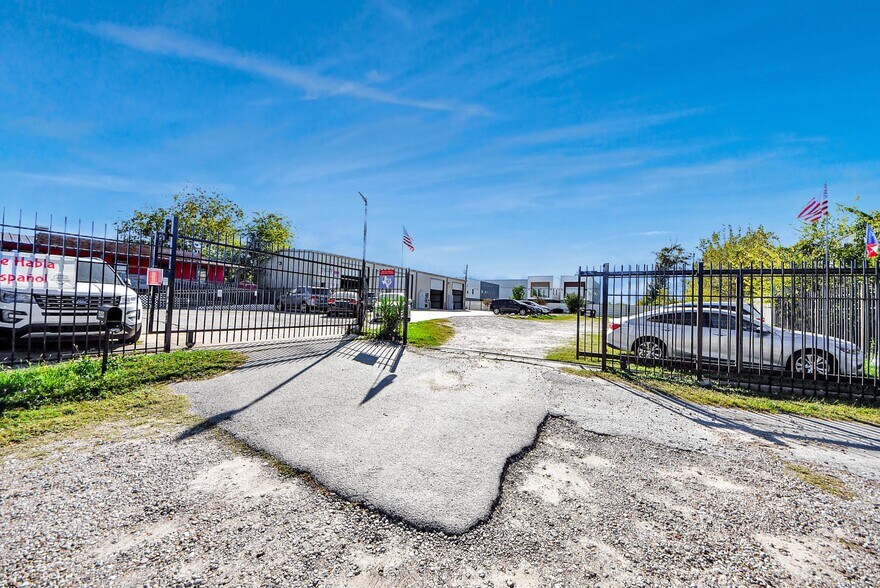 More Photos Of 6549 W Tidwell Rd, Houston Auto Dealership For Lease