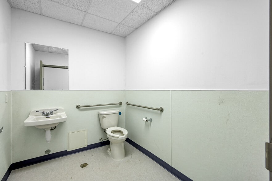 More Photos Of 535 S Persimmon St, Tomball Warehouse For Lease