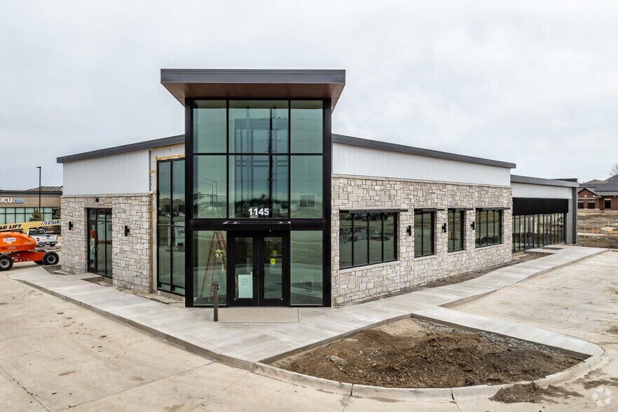 Primary Photo Of 1145 University Ave, Waukee Bank For Lease