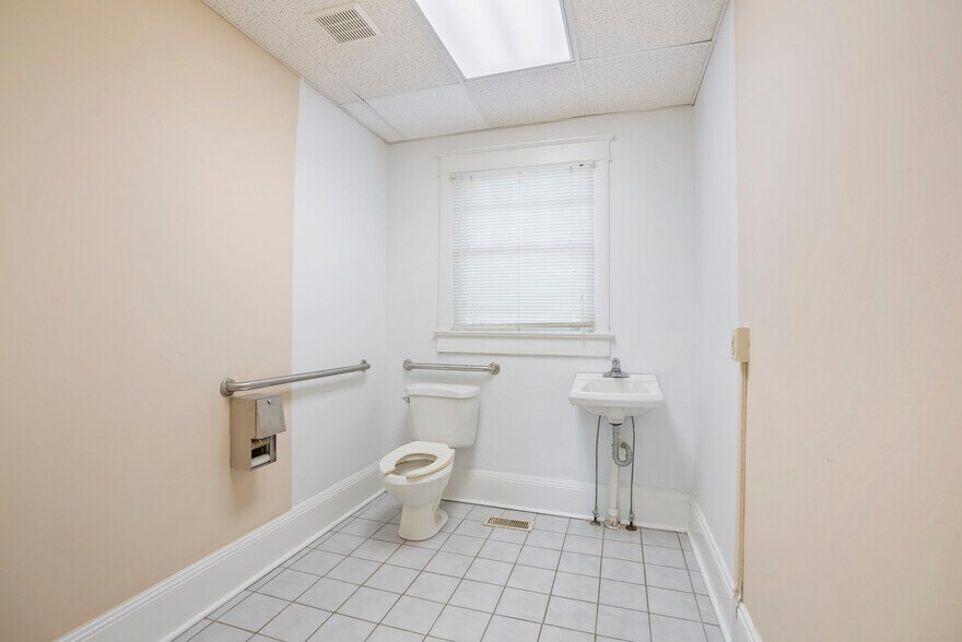 More Photos Of 611 Carthage St, Sanford Medical For Lease