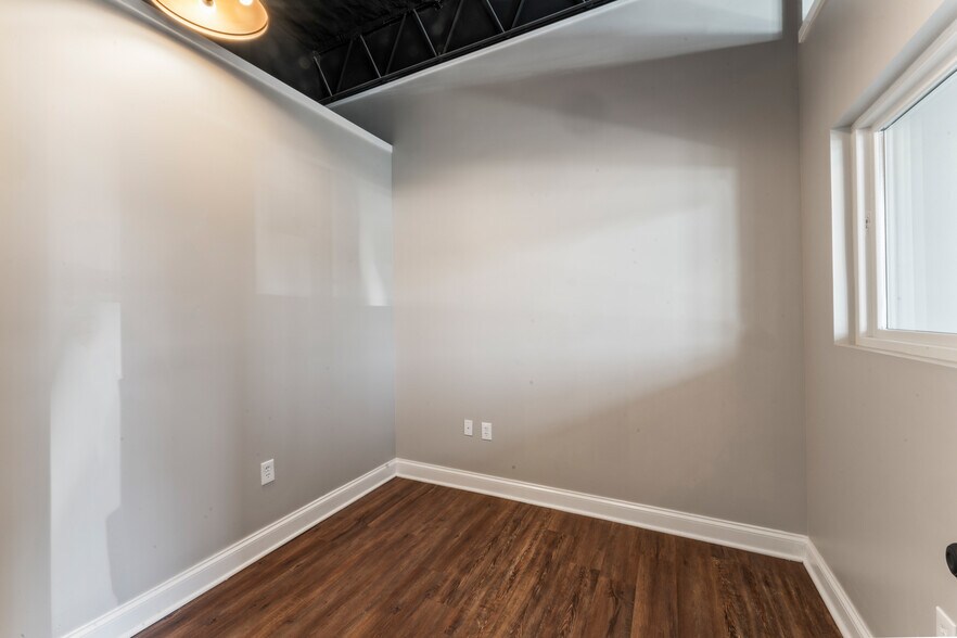 More Photos Of 7801-7811 Shawnee Mission Pky, Overland Park Freestanding For Lease