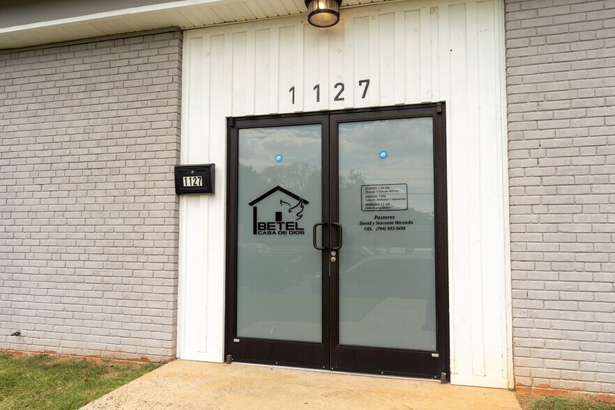 More Photos Of 1127 Commercial Ave, Charlotte Industrial For Sale