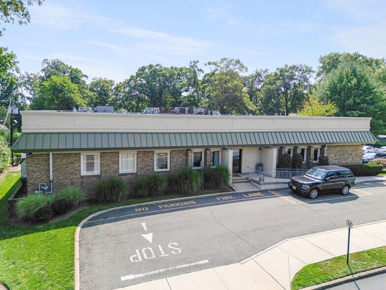 More Photos Of 385 S Maple Ave, Glen Rock Medical For Lease