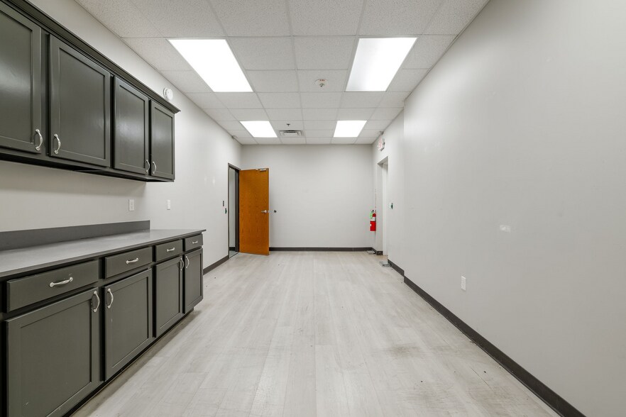 More Photos Of 5460 Main St, Del City Flex For Lease