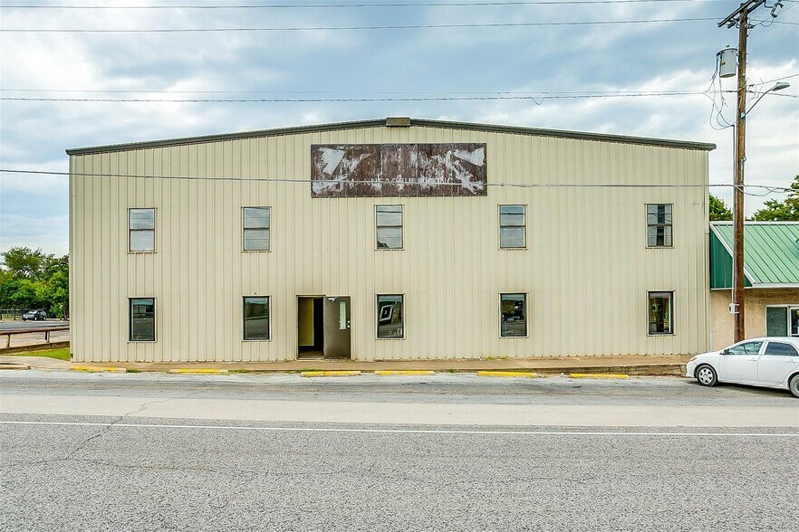 More Photos Of 117 W Rock Island Ave, Boyd Light Manufacturing For Lease