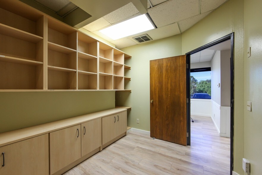 More Photos Of 23175-23177 La Cadena Dr, Laguna Hills Office For Lease