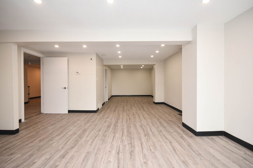 More Photos Of 605 Center St, Ottawa Storefront For Sale