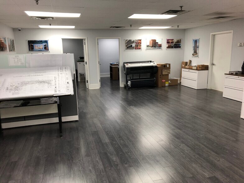 More Photos Of 925 Saw Mill River Rd, Yonkers Manufacturing For Lease