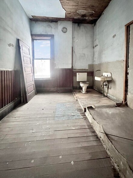 More Photos Of 200 S 3rd St, Leesville Hospitality For Sale