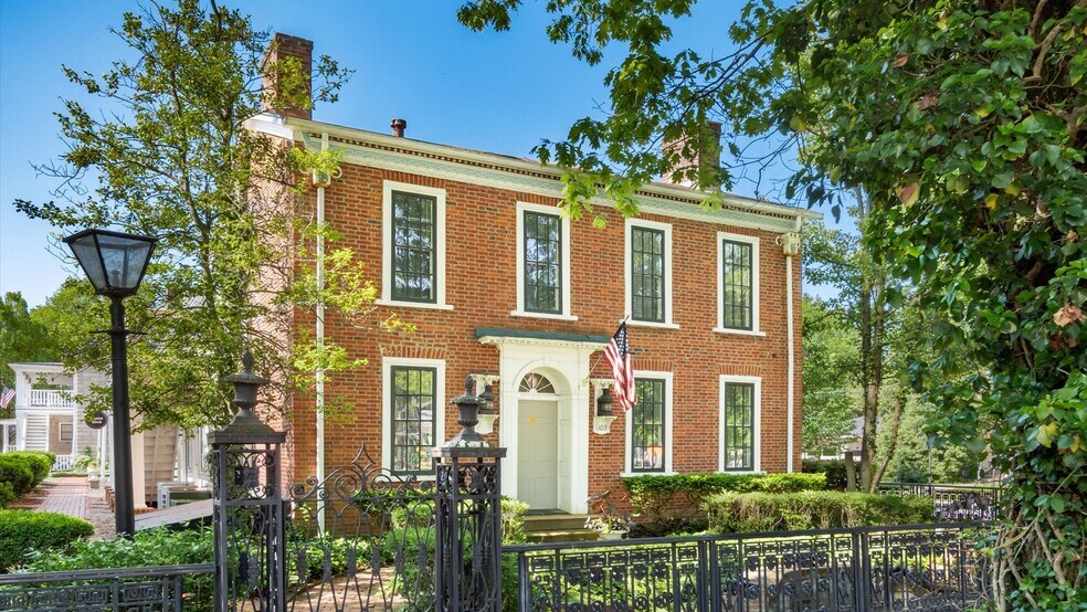 More Photos Of 313 Broadway E, Granville Hotel For Lease