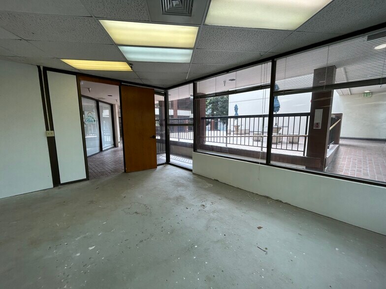 More Photos Of 438-444 Hobron Ln, Honolulu Office For Lease