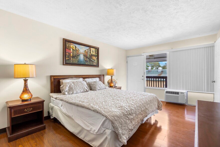 More Photos Of 1325 W Highway 76, Branson Hotel For Sale