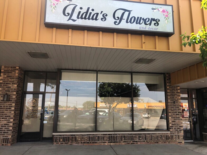 Primary Photo Of 345 E Indian Trl, Aurora Unknown For Lease