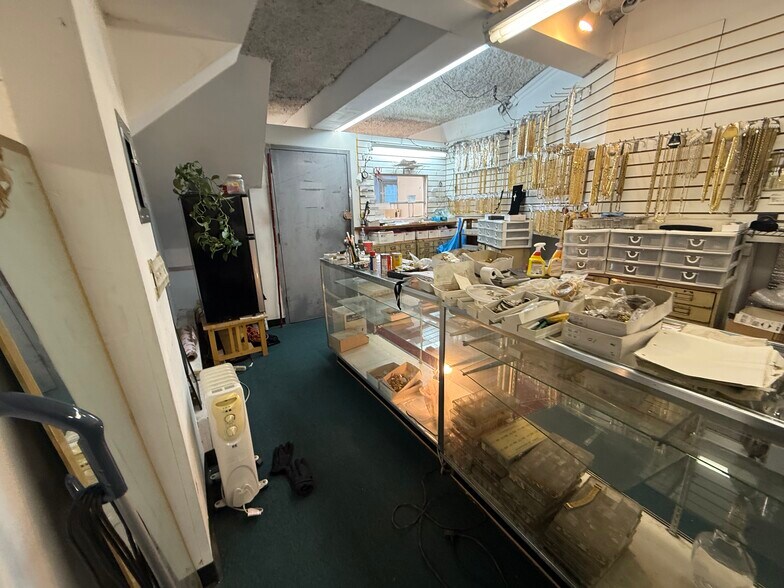 More Photos Of 223 W 16th St, New York Apartments For Lease