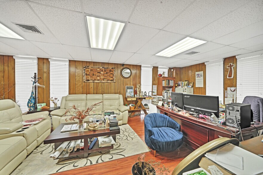 More Photos Of 1313 Cedar Post Ln, Houston Warehouse For Sale