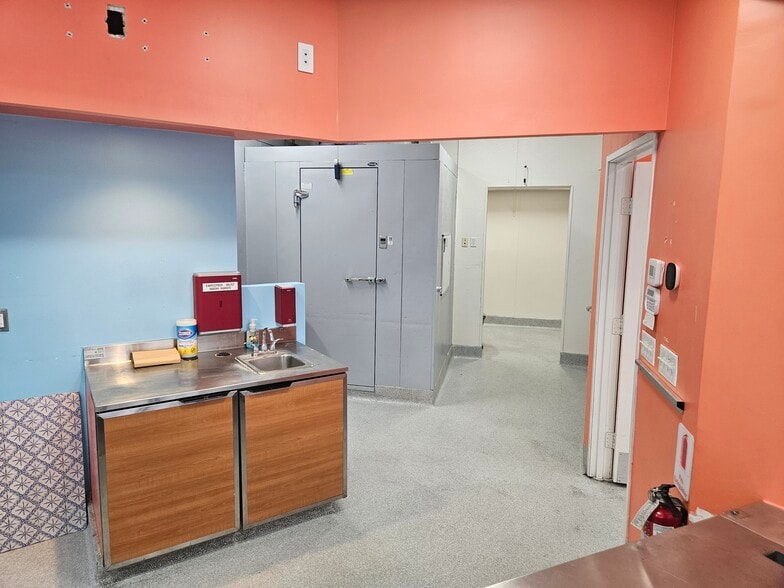 More Photos Of 7353 Melrose Ave, Los Angeles Unknown For Lease