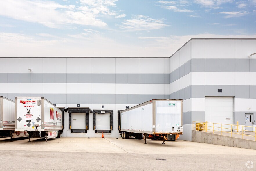 More Photos Of 2001 Arthur Ave, Elk Grove Village Distribution For Lease