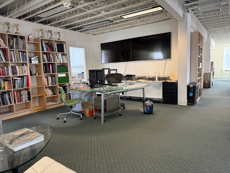 More Photos Of 85 Forest Ave, Locust Valley Office For Lease