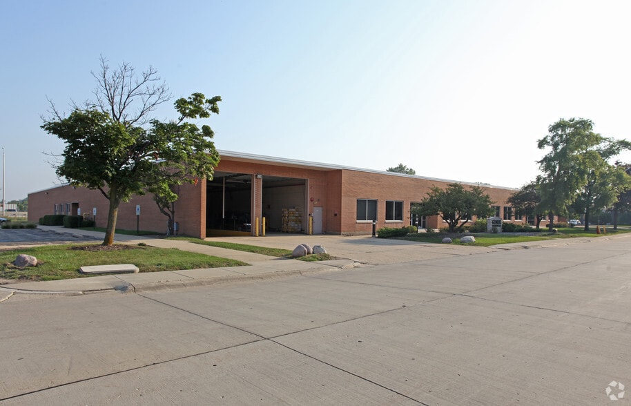 More Photos Of 2942 MacArthur Blvd, Northbrook Warehouse For Lease