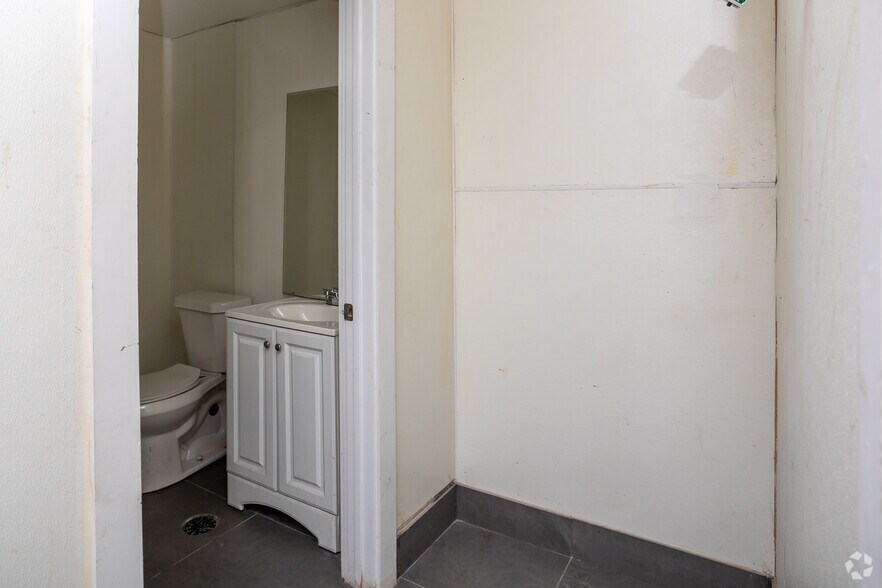 More Photos Of 1228 W Scyene Rd, Mesquite Unknown For Lease