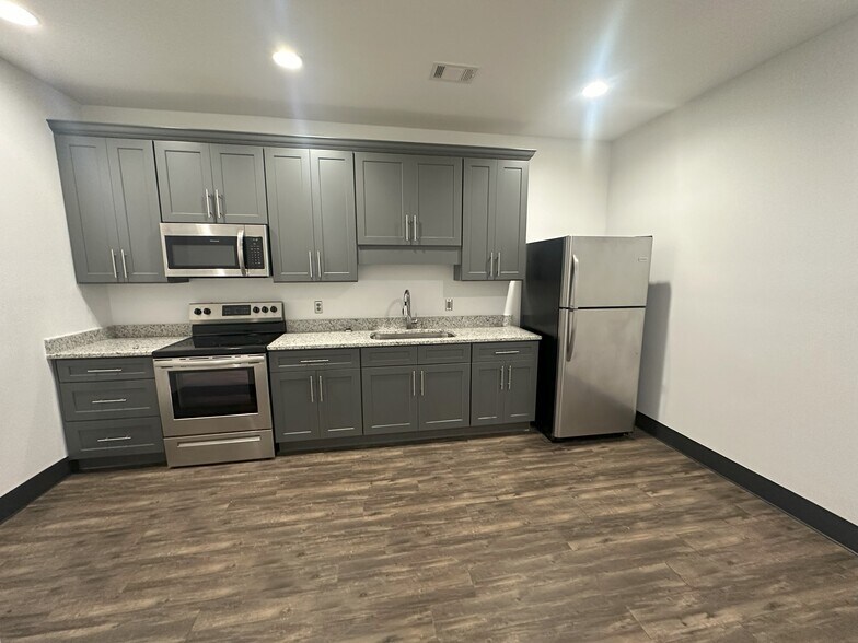More Photos Of 1001 30th Ave, Northport Office For Lease