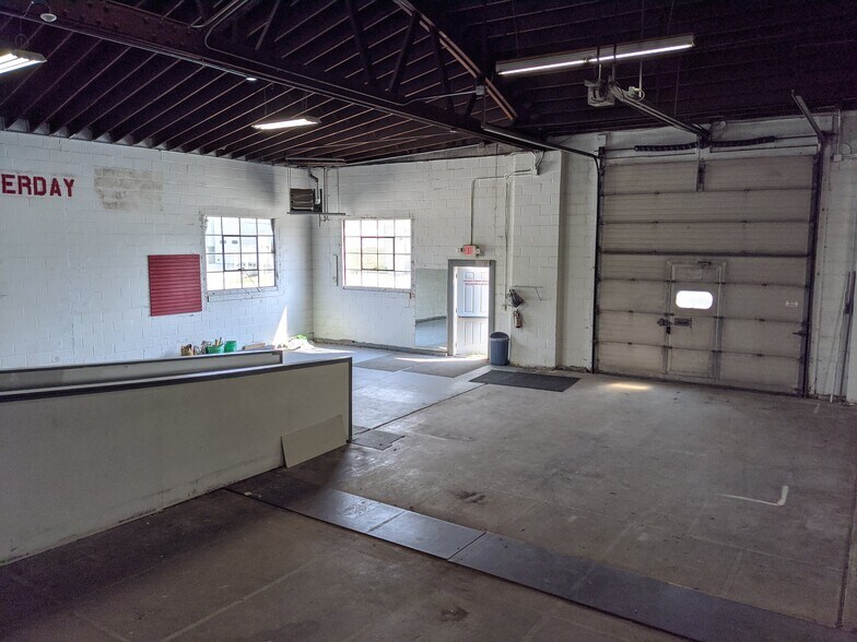 More Photos Of 250 S Kinzie Ave, Bradley Flex For Sale