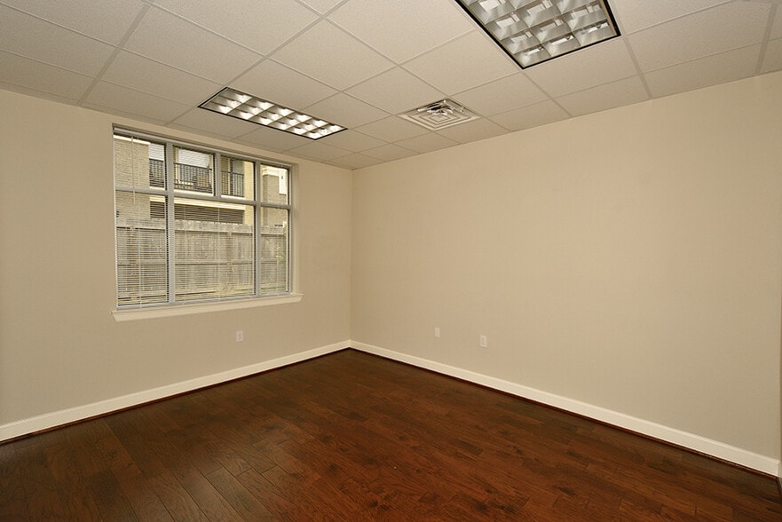 More Photos Of 2219 Sawdust Rd, The Woodlands Office For Sale