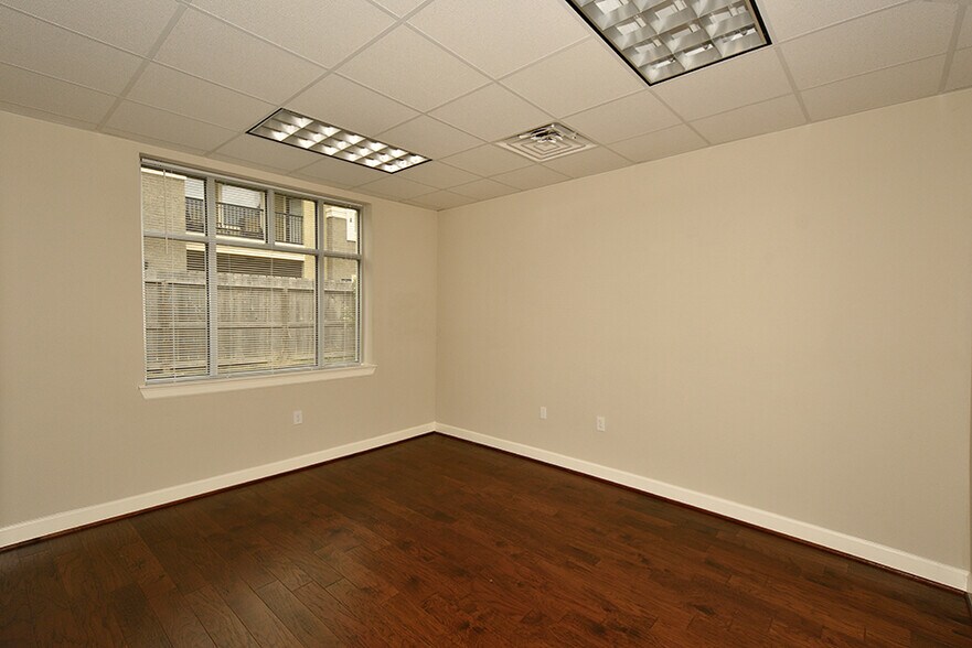 More Photos Of 2219 Sawdust Rd, The Woodlands Office For Sale