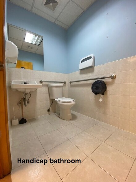 More Photos Of 92-05 Roosevelt Ave, Jackson Heights Storefront Retail Office For Lease