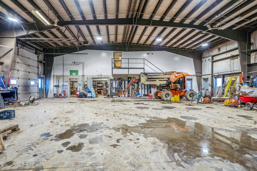 More Photos Of 501075 RR 14, Lloydminster Manufacturing For Sale