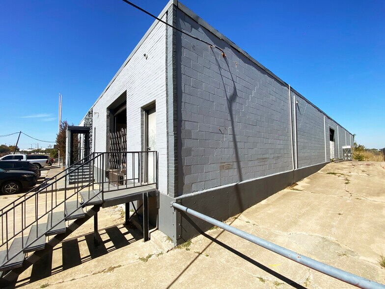 More Photos Of 2430-2434 January Ln, Grand Prairie Distribution For Sale