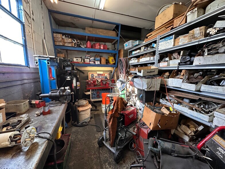 More Photos Of 105 E Hill St, Louisville Auto Repair For Sale