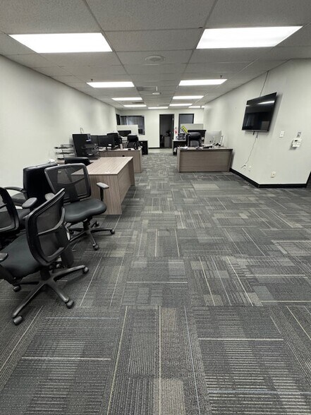 More Photos Of 2906 E Coronado St, Anaheim Warehouse For Lease