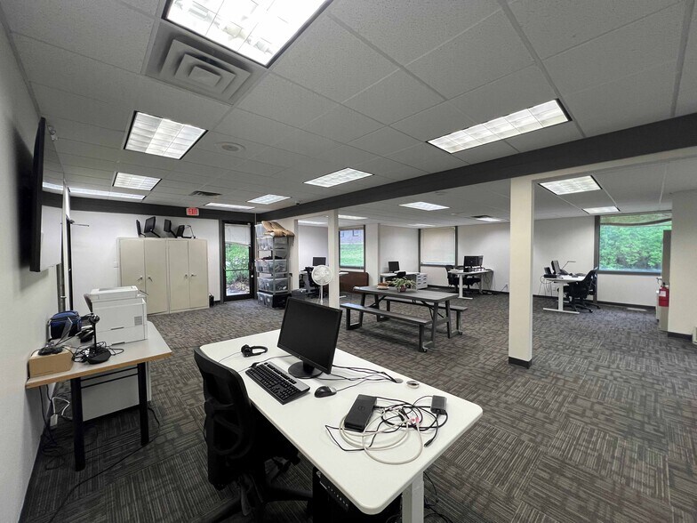 More Photos Of 4211 Glass Rd NE, Cedar Rapids Office For Lease