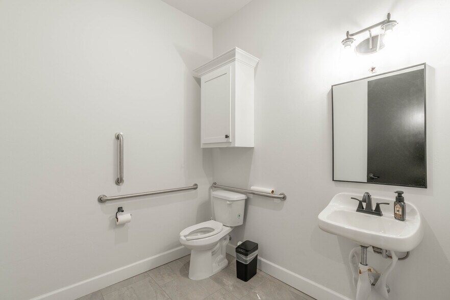 More Photos Of 3165 N Sooner Rd, Edmond Office For Sale