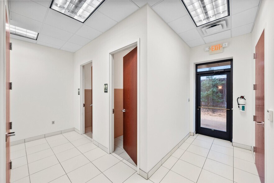 More Photos Of 820 Central Dr, Colleyville Office For Sale