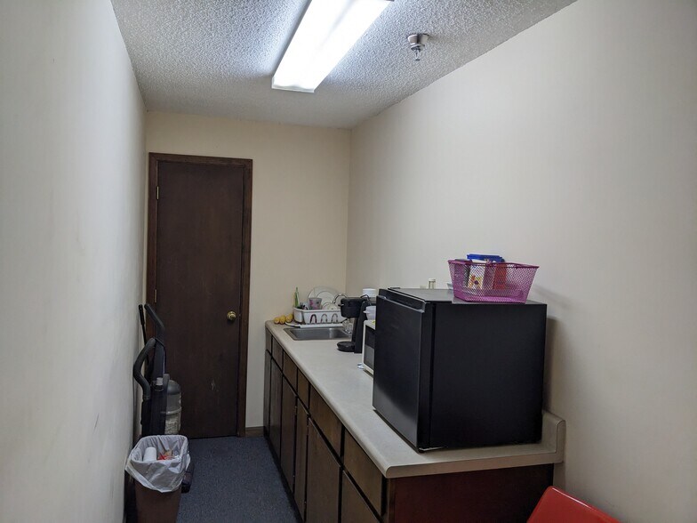 More Photos Of 314 N Maple St, Adel Manufacturing For Sale