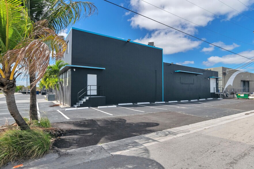 More Photos Of 2901-2915 NW 34th St, Miami Showroom For Sale