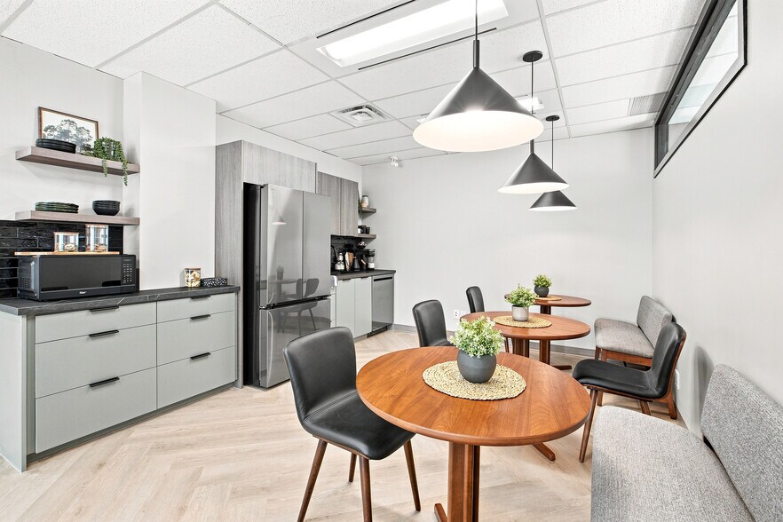 More Photos Of 100 York Blvd, Richmond Hill Medical For Lease