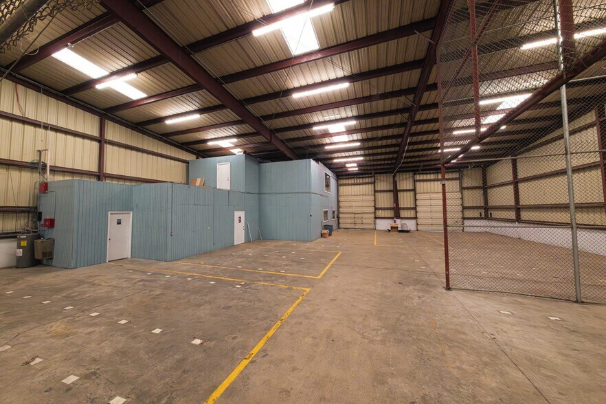 More Photos Of 8569 Las Cruces Dr, Laredo Distribution For Lease