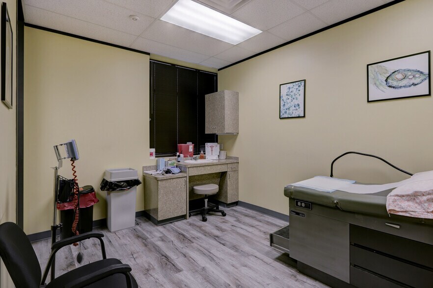 More Photos Of 19701 Kingwood Dr, Kingwood Medical For Sale