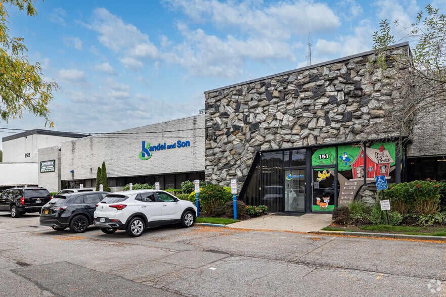 More Photos Of 151-163 Dupont St, Plainview Warehouse For Lease