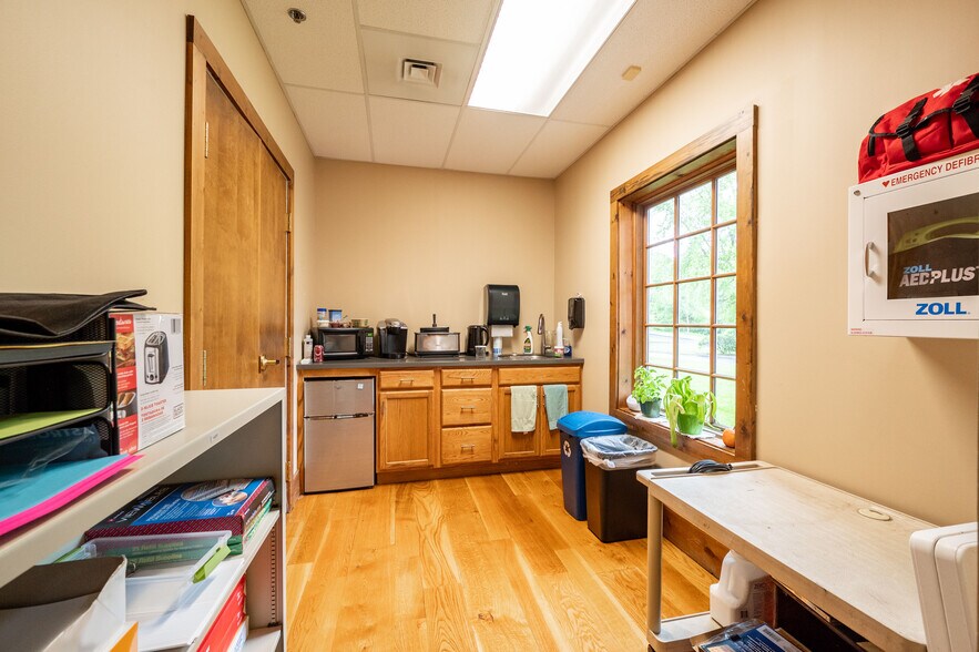 More Photos Of 16-18 Trowbridge Dr, Bethel Light Manufacturing For Sale