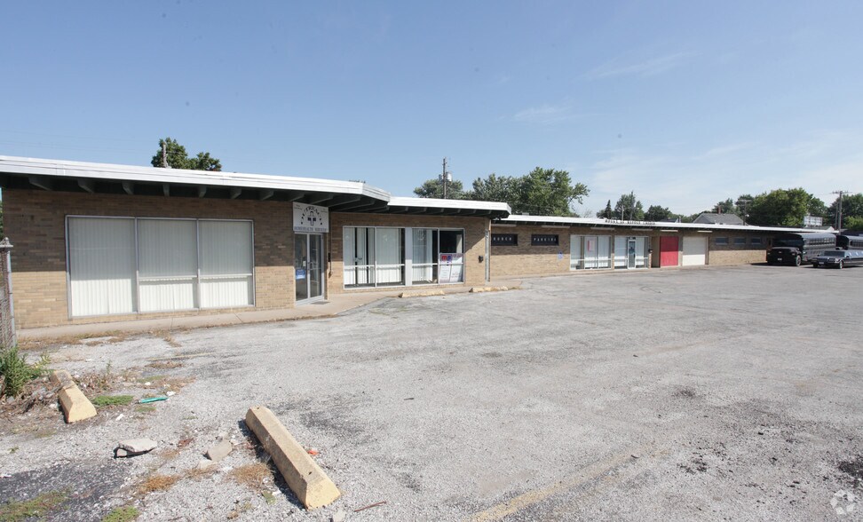 More Photos Of 1610-1616 Rockingham Rd, Davenport Storefront For Lease
