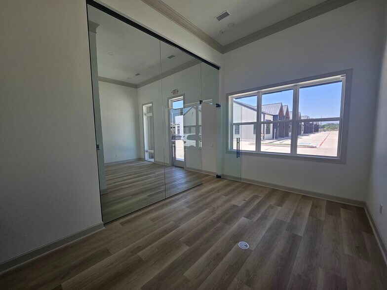 More Photos Of 1325 Main St, Katy Office For Sale