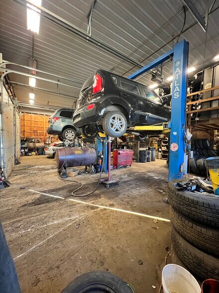 More Photos Of 55 Hall Rd, Londonderry Auto Repair For Sale