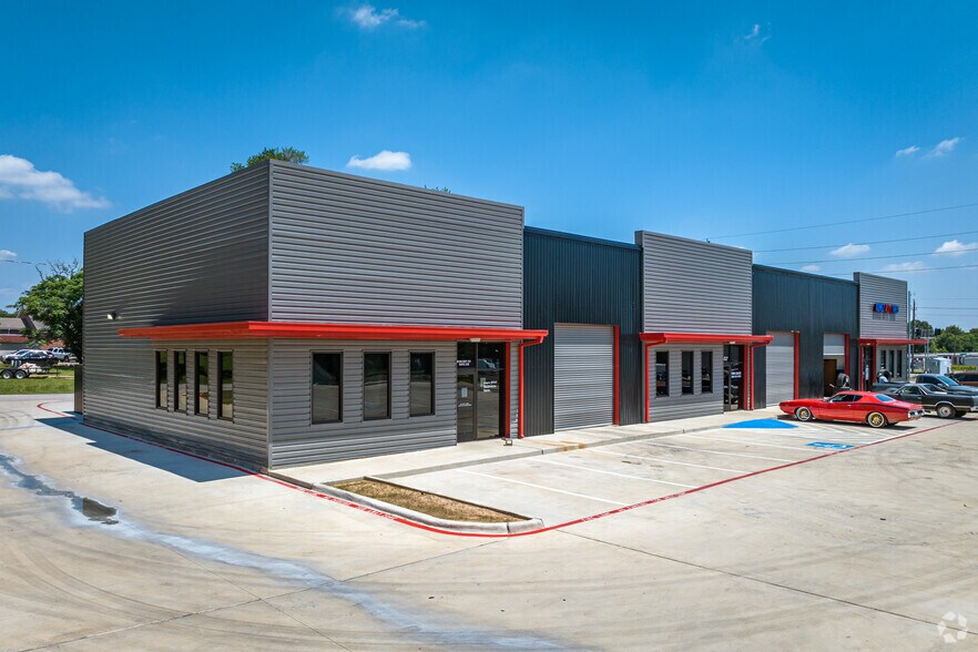 More Photos Of 40190 Bus US-290, Waller Light Distribution For Lease