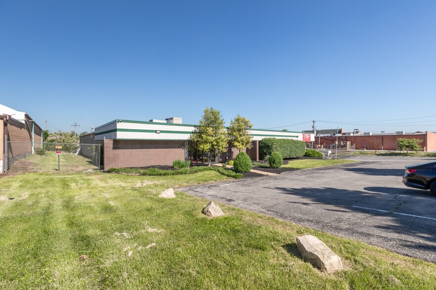 More Photos Of 4401 Ridgewood Ave, Saint Louis Showroom For Sale