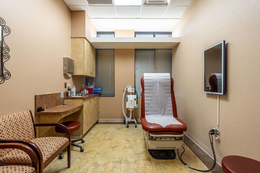More Photos Of 16105 S La Grange Rd, Orland Park Medical For Lease