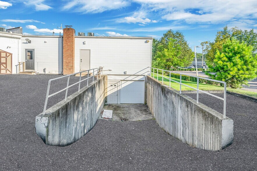 More Photos Of 10200 Main Rd, Mattituck Medical For Lease